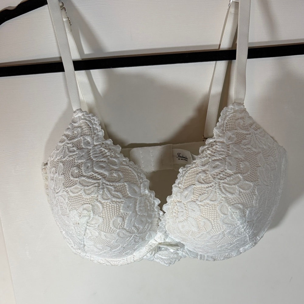 Frederick’s of Hollywood Push up bra white lace